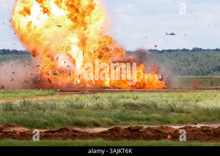 25. Mai 2017 - Fort Bragg, North Carolina, USA - Fallschirmjäger, die der 82. Luftlandedivision zugeordnet sind, explodieren während einer Luftlandeuntersuchung in Fort Bragg, N.C., am 25. Mai 2017. Die Rezension war der Höhepunkt der All American Week, die die Division feiert. (Bild: © Dustin D. Biven/DoD Via ZUMA Wire/ZUMAPRESS.com) Stockfoto