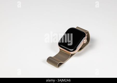 Digitale Smart Watch, elektronische LED-Smartwatch mit schwarzem Bildschirm mit Metalluhrband isoliert auf weißem Hintergrund. Stockfoto