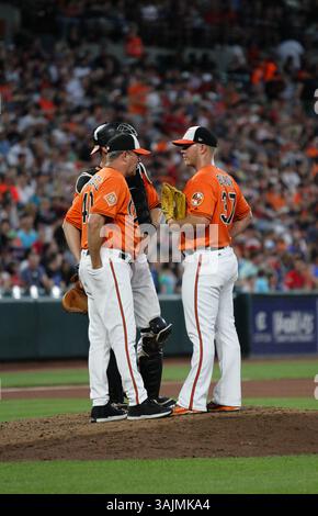 3. Juni 2017: Baltimore Orioles Pitching Coach Roger McDowell (40) spricht mit dem StarPitcher Dylan Bundy (37) und Caleb Joseph (36) während des Spiels Boston Red Sox gegen Baltimore Orioles im Orioles Park in Camden Yards in Baltimore, MD. Boston schlug Baltimore mit 5:2. Jen Hadsell/CSM(Kreditbild: &Copy; Jen Hadsell/CSM via ZUMA Wire) Stockfoto