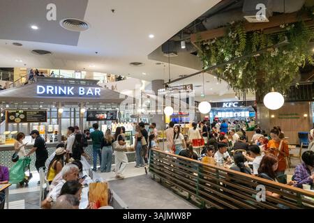 Touristen und Einheimische spazieren herum und essen in der Food Factory im Siam Center in Bangkok, die sich über ca. 2.000 Quadratmeter erstreckt und eine breite Fläche bietet Stockfoto
