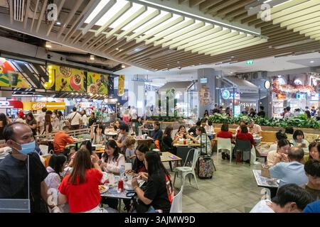 Touristen und Einheimische spazieren herum und essen in der Food Factory im Siam Center in Bangkok, die sich über ca. 2.000 Quadratmeter erstreckt und eine breite Fläche bietet Stockfoto