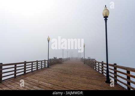 Oceanside, Kalifornien - 3. Januar 2025: Weitwinkelblick auf den Oceanside Municipal Pier an einem nebeligen Morgen mit Holzdielen und Laternenpfosten di Stockfoto