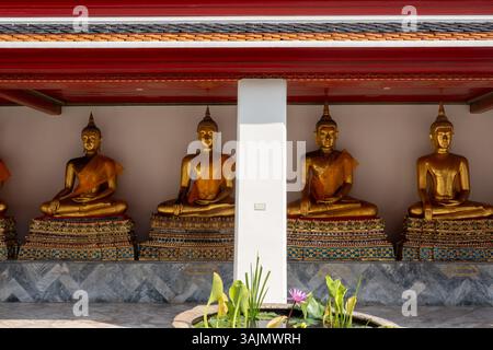 Goldene Buddha-Statuen im Wat Pho (Tempel des liegenden Buddha in Bangkok, Thailand. Stockfoto