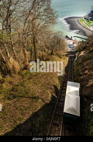 Die historische und unterhaltsame Touristenattraktion Lynton & Lynmouth Cliff Railway, North Devon, England. Kenntnisse, Fähigkeiten, Werte, Überzeugungen, Gewohnheiten, Stockfoto
