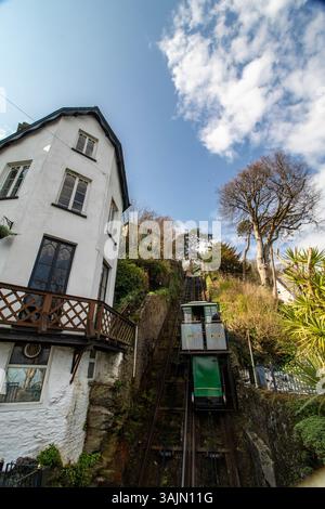 Die historische und unterhaltsame Touristenattraktion Lynton & Lynmouth Cliff Railway, North Devon, England. Kenntnisse, Fähigkeiten, Werte, Überzeugungen, Gewohnheiten, Stockfoto