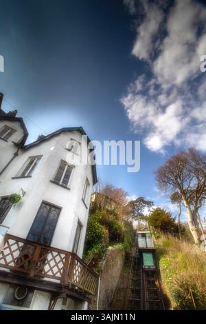 Die historische und unterhaltsame Touristenattraktion Lynton & Lynmouth Cliff Railway, North Devon, England. Kenntnisse, Fähigkeiten, Werte, Überzeugungen, Gewohnheiten, Stockfoto