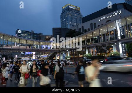Bangkok, Thailand. März 2025. Das Einkaufszentrum Central World am Siam Square, einem der beliebten Einkaufsviertel Bangkoks, ist geschäftig. Th Stockfoto