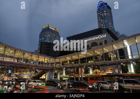 Bangkok, Thailand. März 2025. Viel Verkehr rund um das Einkaufszentrum Central World am Siam Square, einem der beliebten Einkaufsviertel Bangkoks. T Stockfoto
