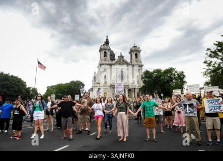 17. Juni 2017 - Minneapolis, MN, USA - Demonstranten blockieren am Samstag, 17. Juni 2017 die I-94-Abfahrt an der Hennepin Avenue in Minneapolis, als Reaktion auf den Freispruch des Polizeibeamten Jeronimo Yanez aus St. Anthony, der Philando Castile während einer Verkehrsunterbrechung in Falcon Heights im Juli 2016 erschossen und getötet hat. (Bild: © Aaron Lavinsky/TNS via ZUMA Wire) Stockfoto