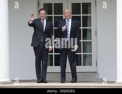 19. Juni 2017 – Washington, DC, USA – L-R: Präsident von Panama JUAN CARLOS VARELA, Waves und US-Präsident DONALD J. TRUMP, geben im Weißen Haus für die Medien auf. Stockfoto