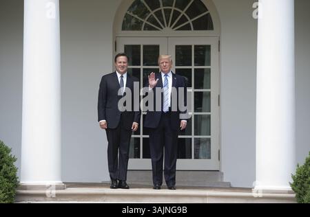 19. Juni 2017: US-Präsident JUAN CARLOS VARELA und US-Präsident DONALD J. TRUMP im Weißen Haus. Trump winkt und sagt, dass die Medien über das Ereignis berichten. Stockfoto