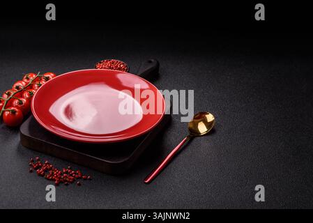 Leerer Teller mit Löffel, Besteck für Esstisch. Küche leerer Teller für Mahlzeiten Stockfoto
