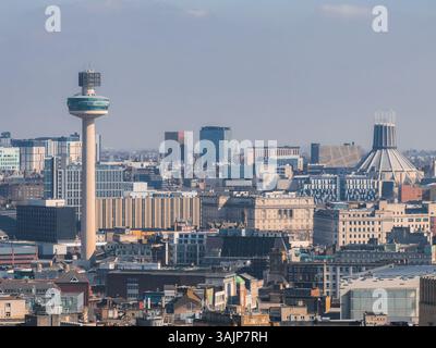 Blick aus der Vogelperspektive auf Liverpool mit Radio City Tower und Metropolitan Cathedral Stockfoto