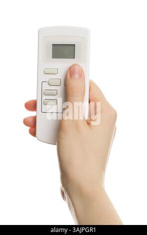 Frau mit Klimaanlage Fernbedienung auf weißem Hintergrund, Nahaufnahme Stockfoto