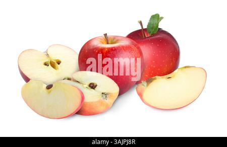 Frische saftige rote Äpfel isoliert auf weiß. Ganz und in Scheiben geschnitten Stockfoto