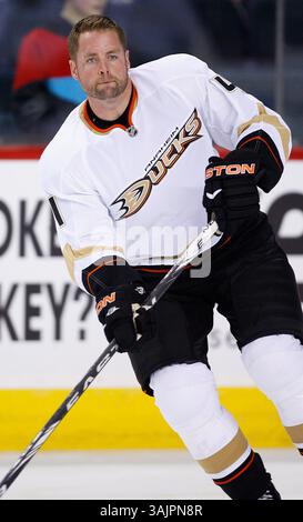 März 2010 - Calgary, Alberta, Kanada - Foto des NHL-Spielerprofils auf Anaheim Ducks' Aaron Ward während eines Spiels in Calgary. (Foto: © Larry MacDougal via ZUMA Wire) Stockfoto