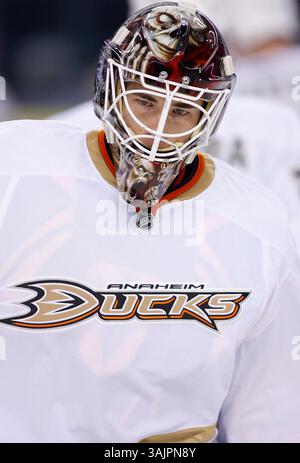 26. März 2010 - Calgary, Alberta, Kanada - Foto des NHL-Spielerprofils von Curtis McElhinney von Anaheim Ducks während eines Spiels in Calgary. (Foto: © Larry MacDougal via ZUMA Wire) Stockfoto