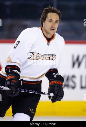 März 2010 - Calgary, Alberta, Kanada - Foto des NHL-Spielerprofils auf Anaheim Ducks' Teemu Selanne aus Finnland während eines Spiels in Calgary. (Foto: © Larry MacDougal via ZUMA Wire) Stockfoto