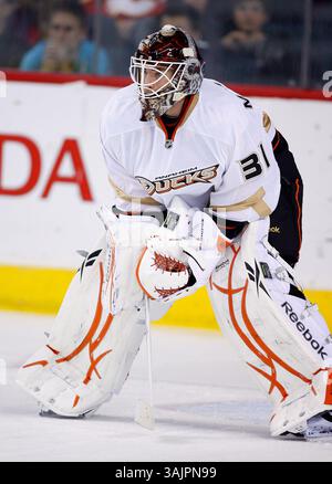 26. März 2010 - Calgary, Alberta, Kanada - Foto des NHL-Spielerprofils von Curtis McElhinney von Anaheim Ducks während eines Spiels in Calgary. (Foto: © Larry MacDougal via ZUMA Wire) Stockfoto