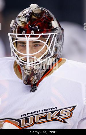 26. März 2010 - Calgary, Alberta, Kanada - Foto des NHL-Spielerprofils von Curtis McElhinney von Anaheim Ducks während eines Spiels in Calgary. (Foto: © Larry MacDougal via ZUMA Wire) Stockfoto