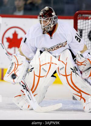 26. März 2010 - Calgary, Alberta, Kanada - Foto des NHL-Spielerprofils von Curtis McElhinney von Anaheim Ducks während eines Spiels in Calgary. (Foto: © Larry MacDougal via ZUMA Wire) Stockfoto