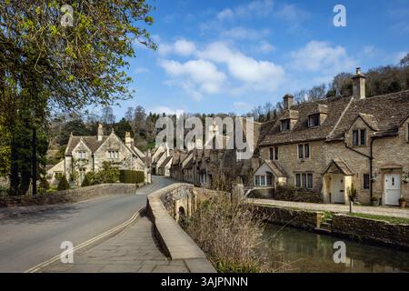 Malerische Cottages im wunderschönen Cotswolds Dorf Castle Combe, Wiltshire Stockfoto