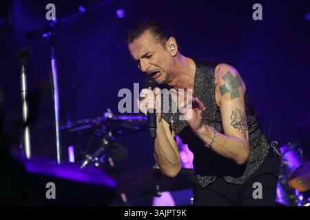 8. Juli 2017: Lissabon, Portugal - die britische Band Depeche Mode, Leadsänger Dave Gahan, tritt am 8. Juli 2017 beim NOS Alive Music Festival in Lissabon auf. Foto: Pedro Fiuza. (Foto: © Pedro Fiuza Via ZUMA Wire) Stockfoto