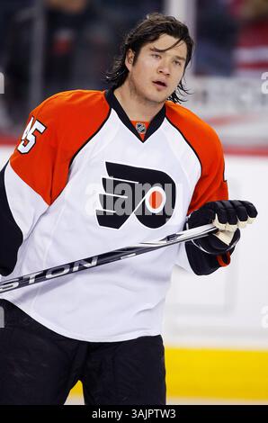 Februar 2010 - Calgary, Alberta, Kanada - Foto des NHL-Spielerprofils auf Philadelphia Flyers' Arron Asham während eines Spiels in Calgary. (Foto: © Larry MacDougal via ZUMA Wire) Stockfoto