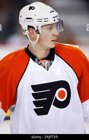 4. Februar 2010 - Calgary, Alberta, Kanada - Foto des NHL-Spielerprofils auf Philadelphia Flyers' Oskars Bartulis aus Lettland während eines Spiels in Calgary. (Foto: © Larry MacDougal via ZUMA Wire) Stockfoto