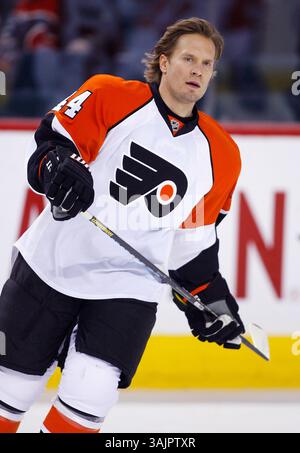 Februar 2010 - Calgary, Alberta, Kanada - Foto des NHL-Spielerprofils auf Philadelphia Flyers' Kimmo Timonen aus Finnland während eines Spiels in Calgary. (Foto: © Larry MacDougal via ZUMA Wire) Stockfoto