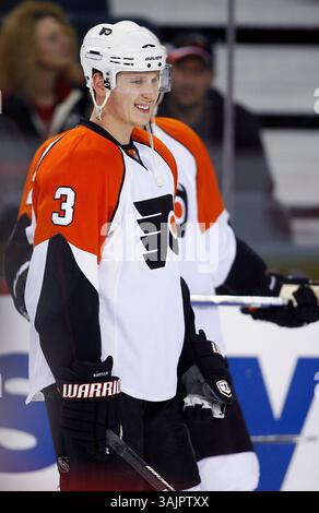 4. Februar 2010 - Calgary, Alberta, Kanada - Foto des NHL-Spielerprofils auf Philadelphia Flyers' Oskars Bartulis aus Lettland während eines Spiels in Calgary. (Foto: © Larry MacDougal via ZUMA Wire) Stockfoto