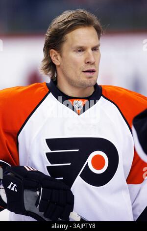 Februar 2010 - Calgary, Alberta, Kanada - Foto des NHL-Spielerprofils auf Philadelphia Flyers' Kimmo Timonen aus Finnland während eines Spiels in Calgary. (Foto: © Larry MacDougal via ZUMA Wire) Stockfoto