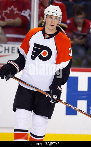 4. Februar 2010 - Calgary, Alberta, Kanada - Foto des NHL-Spielerprofils auf Philadelphia Flyers' Oskars Bartulis aus Lettland während eines Spiels in Calgary. (Foto: © Larry MacDougal via ZUMA Wire) Stockfoto