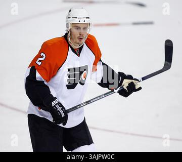 5. Februar 2010 - Calgary, Alberta, Kanada - Foto des NHL-Spielerprofils auf Lukas Krajicek von Philadelphia Flyers aus Tschechien während eines Spiels in Calgary. (Foto: © Larry MacDougal via ZUMA Wire) Stockfoto