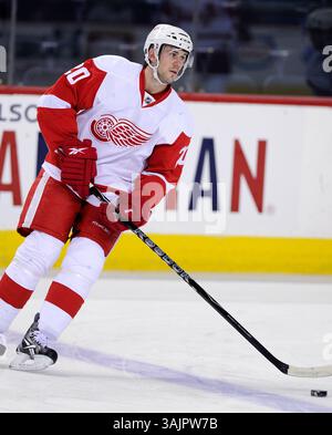 März 2010 – Calgary, Alberta, Kanada – Foto des NHL-Spielerprofils auf Drew Miller von Detroit Red Wings während eines Spiels in Calgary. (Foto: © Larry MacDougal via ZUMA Wire) Stockfoto