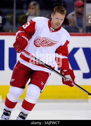 März 2010 – Calgary, Alberta, Kanada – Foto des NHL-Spielerprofils auf Kris Draper von Detroit Red Wings während eines Spiels in Calgary. (Foto: © Larry MacDougal via ZUMA Wire) Stockfoto