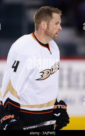 März 2010 - Calgary, Alberta, Kanada - Foto des NHL-Spielerprofils auf Anaheim Ducks' Aaron Ward während eines Spiels in Calgary. (Foto: © Larry MacDougal via ZUMA Wire) Stockfoto