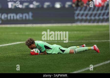 Der Minnesota United FC-Torwart Dayne St. Clair #97 deckt den Ball während des Major League Soccer Matches gegen den New York City FC im Yankee Stadium in der Bronx, N.Y., Sonntag, den 6. April 2025. (Foto: ) Stockfoto
