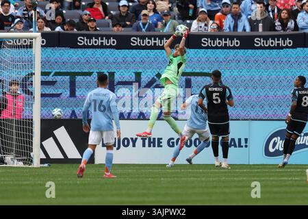 Der Minnesota United FC-Torist Dayne St. Clair #97 springt, um die Kontrolle über den Ball während des Spiels der Major League Soccer gegen den New York City FC im Yankee Stadium in der Bronx, New York, am Sonntag, den 6. April 2025, zu erlangen. (Foto: ) Stockfoto