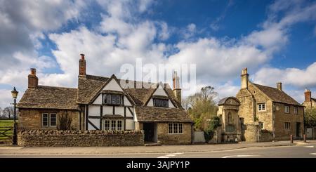 Traditionelle mittelalterliche Häuser und Gedenkstätte für den 1. Weltkrieg im historischen Dorf Lacock, Wiltshire, England, Stockfoto