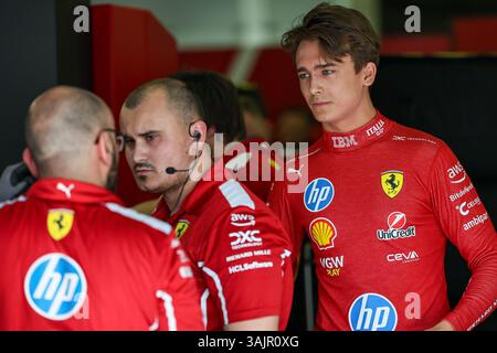SAKHIR, BAHRAIN - 11. APRIL: Dino Beganovic aus Schweden und Scuderia Ferrari HP schauen während des Trainings vor dem Formel 1 Grand Prix von Bahrain auf dem Bahrain International Circuit am 11. April 2025 in Sakhir, Bahrain, in der Garage zu. (Foto: Qian Jun/Paddocker) Stockfoto