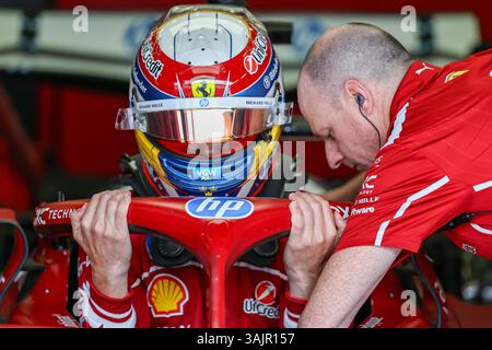 SAKHIR, BAHRAIN - 11. APRIL: Dino Beganovic aus Schweden und Scuderia Ferrari HP schauen während des Trainings vor dem Formel 1 Grand Prix von Bahrain auf dem Bahrain International Circuit am 11. April 2025 in Sakhir, Bahrain, in der Garage zu. (Foto: Qian Jun/Paddocker) Stockfoto
