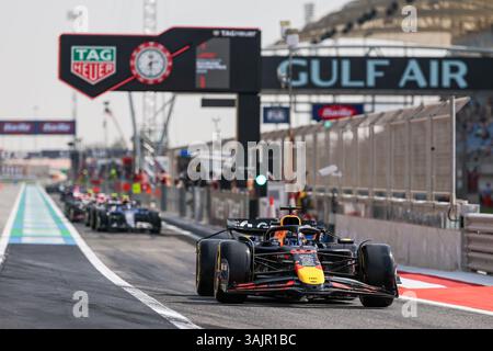 SAKHIR, BAHRAIN - 11. APRIL: Ayumu Iwasa aus Japan fuhr während des FP1 auf dem (37) Oracle Red Bull Racing RB21 vor dem F1 Grand Prix von Bahrain auf dem Bahrain International Circuit am 11. April 2025 in Sakhir, Bahrain. (Foto: Qian Jun/Paddocker) Stockfoto