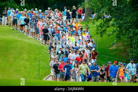 28. Mai 2017 - Fort Worth, TX, USA - Eine riesige Galerie macht sich auf den Weg durch das 8. Loch und folgt der Gruppe von Jordan Spieth während der Finalrunde des Dean & DeLuca Invitational Golf Turniers am Sonntag, den 28. Mai 2017 im Colonial Country Club in Fort Worth, Texas. (Bild: © Ray Carlin/TNS via ZUMA Wire) Stockfoto