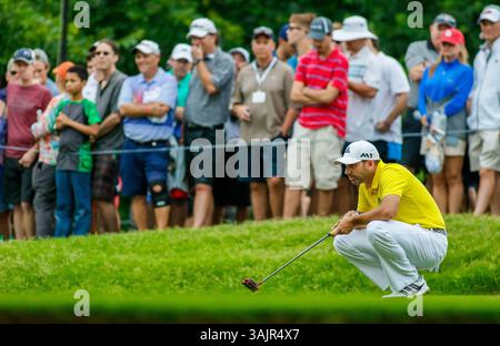 28. Mai 2017 - Fort Worth, TX, USA - Sergio Garcia liest seinen Putt auf dem 8. Green während der Finalrunde des Dean & DeLuca Invitational Golf Turniers am Sonntag, den 28. Mai 2017 im Colonial Country Club in Fort Worth, Texas. (Bild: © Ray Carlin/TNS via ZUMA Wire) Stockfoto
