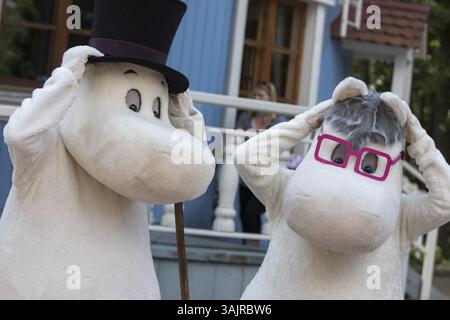 3. Juli 2017 – Naantali, Suomi Finnland – Moominworld ist der Moomin-Themenpark speziell für Kinder, basierend auf den Moomin-Büchern von Tove Jansson. Moominworld ist auch die perfekte Kombination aus Tove Janssons Saga und authentischer Natur der Inselgruppe. Muuminpappa und Moomintroll. 3. Juli 2017 in Naantali, Finnland. (Newspix24/Matti Matikainen) – NUR REDAKTIONELLE VERWENDUNG (Kreditbild: © Matti Matikainen via ZUMA Wire) Stockfoto