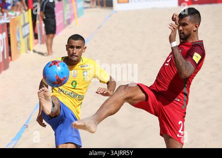 23. Juli 2017: Lissabon, Portugal - Brasiliens Stürmer Rodrigo kämpft am 23. Juli 2017 am Strand von Carcavelos in Cascais, Portugal, beim Beach Soccer Mundialito 2017 um den Ball. Brasilien gewann mit 6:4. Foto: Pedro Fiuza. (Foto: © Pedro Fiuza Via ZUMA Wire) Stockfoto