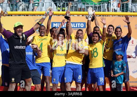 23. Juli 2017: Lissabon, Portugal: Der brasilianische Verteidiger Bruno Xavier gewinnt die Trophäe nach dem Beach Soccer Mundialito 2017 Spiel zwischen Portugal und Brasilien am Strand Carcavelos in Cascais, Portugal, am 23. Juli 2017. Brasilien gewann mit 6:4. Foto: Pedro Fiuza. (Foto: © Pedro Fiuza Via ZUMA Wire) Stockfoto