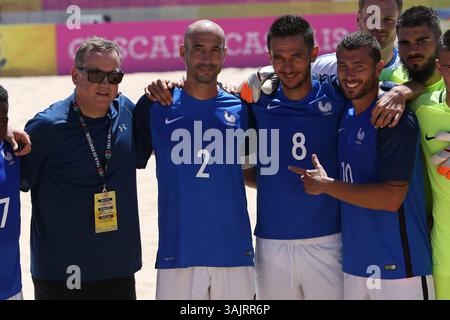 23. Juli 2017: Lissabon, Portugal: Der französische Verteidiger Fischer (2. L) wird am 23. Juli 2017 beim Beach Soccer Mundialito 2017 am Strand Carcavelos in Cascais, Portugal, mit seinem letzten Spiel für die Nationalmannschaft ausgezeichnet. Russland gewann mit 5:2. Foto: Pedro Fiuza. (Foto: © Pedro Fiuza Via ZUMA Wire) Stockfoto