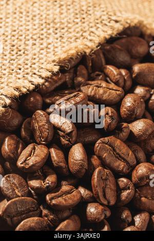 Frisch geröstete Kaffeebohnen in scharfem Detail Stockfoto